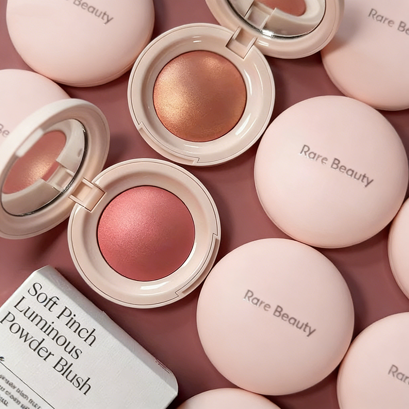 Rare Beauty Monochrome Smooth  – обзор и цена Rare Beauty Makeup Highlighter
