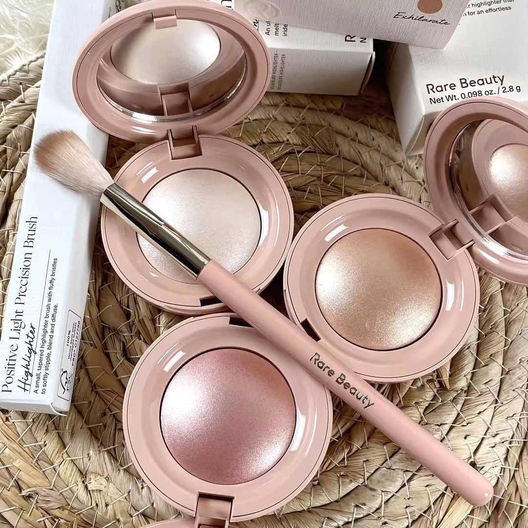 Rare Beauty Monochrome Smooth  – обзор и цена Rare Beauty Makeup Highlighter